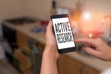 Aktif araştırmayı gösteren kavramsal el yazısı. Harekete geçme ve araştırma yapma eşzamanlı sürecinin kavramı