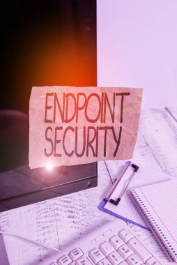 Endpoint Güvenliği 'ni gösteren kavramsal el yazısı. Kavram, klavye durağanlığının yanındaki siyah ekrana bantlanmış kurumsal ağ not kağıdını koruma metodolojisi anlamına gelir