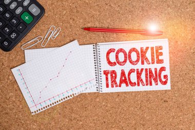 Kelime yazma Kurabiye İzleme. Web sitesi tarafından ziyaret edilerek kullanıcı bilgisayarında depolanan iş fotoğrafı görüntüleme Masa defteri kağıt ofis karton çalışma tablosu malzeme tablosu tablosu