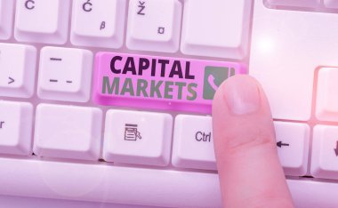 Sermaye Piyasaları 'nı gösteren kavramsal el yazısı. Kavram derken, alıcılar ve satıcılar finansal menkul kıymetler ticareti yapıyor.