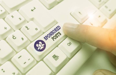 Sponsorlu gönderileri gösteren kavramsal el yazısı. Kavram demek, iş dünyasının daha geniş kitlelere dağıtmak için para ödediği bir pozisyon demek.