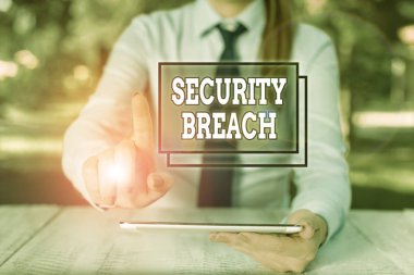 Güvenlik ihlali gösteren kavramsal el yazısı. Kavrama derken, yetkisiz veri erişimiyle sonuçlanan herhangi bir olay masa başında oturan ve cep telefonu tutan bir kadın işadamı anlamına geliyor.