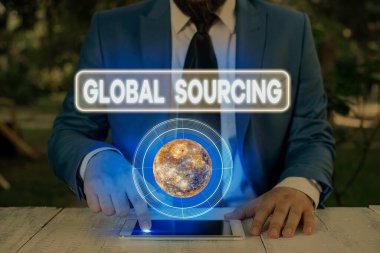 Global Sourcing 'in el yazısı. Kavram, sınırların ötesinde mal ve hizmet arayışı anlamına gelir. Bu görüntünün elementleri Nasa tarafından sağlanmıştır..