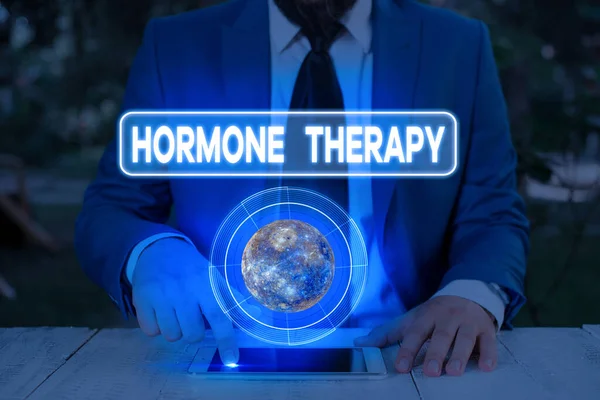 Написання тексту з гормонною терапією. Концепція означає лікування хвороб синтетичними похідними гормонами Елементи цього зображення, надані Насою.. — стокове фото