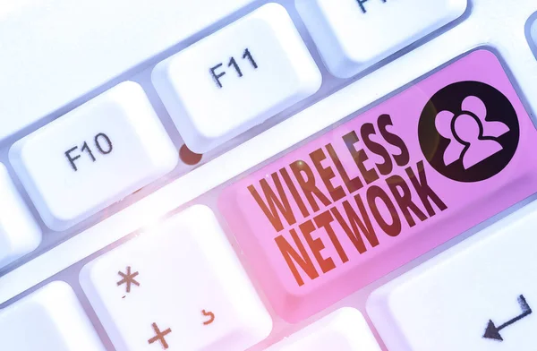 ワイヤレスネットワークを示すメモを書く ワイヤレスデータ接続を使用するコンピュータネットワークのビジネスコンセプト — ストック写真