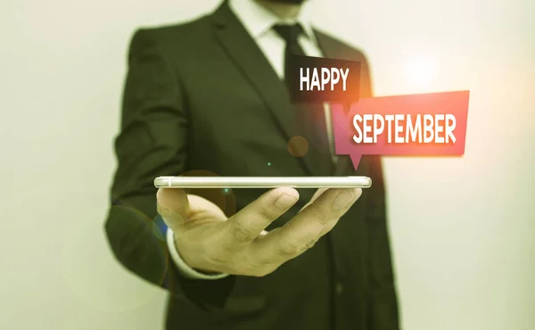 Escribiendo nota mostrando Feliz Septiembre. Foto de negocios que muestra la bienvenida a la alegría puede traer del noveno mes del año Masculino desgaste humano traje de trabajo formal sostener el teléfono inteligente con la mano . — Foto de Stock