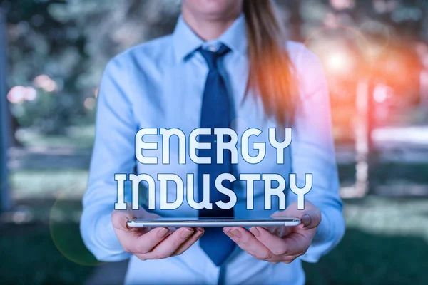 Sinal de texto mostrando Indústria de Energia. Indústria fotográfica conceitual envolvida na produção e venda de energia Mulher de negócios em camisa com um laço segurando colo superior do telefone móvel na mão . — Fotografia de Stock