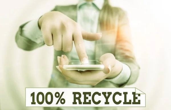 Fogalmi kézírás 100 százalékos újrahasznosításról. Üzleti fotó szöveg tartalmaz 100% utáni fogyasztó visszanyert anyag Üzleti nő ujjal érintőképernyőn. — Stock Fotó