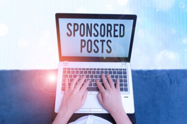 Sponsorlu gönderileri gösteren metin işareti. Bir şirketin daha geniş kitlelere dağıtmak için ödediği kavramsal fotoğraf paylaşımı.