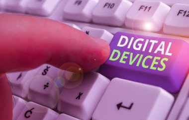 Dijital Aygıtları gösteren not yazılıyor. Mikro denetleyici içeren fiziksel ekipman birimi için iş konsepti