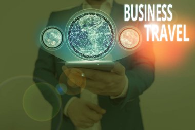 Business Travel 'ı gösteren bir not yazıyorum. Bir şirket adına bu imajın bir ya da daha fazla varış noktasına seyahat için Nasa tarafından desteklenen iş konsepti