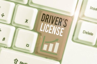 Sözcük yazma S ehliyeti. Motorlu taşıt kullanma iznine sahip bir belgeyi gösteren iş fotoğrafı