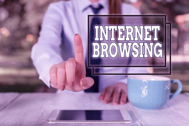 İnternet gezintisini gösteren bir not yazıyorum. Bir dizi bilgiyi hızlıca gözden geçirme konsepti. İş kadını kahve ve cep telefonuyla masada oturuyor.