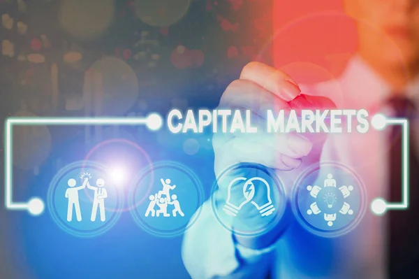 Brief van Capital Markets. Bedrijfsfoto presentatie kopers en verkopers actief in de handel van financiële effecten. — Stockfoto