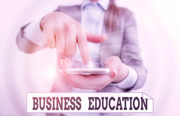 Scrittura concettuale a mano che mostra Business Education. Business photo text Acquisire conoscenze sui fondamenti delle pratiche aziendali Business woman punta il dito sul touch screen . — Foto Stock