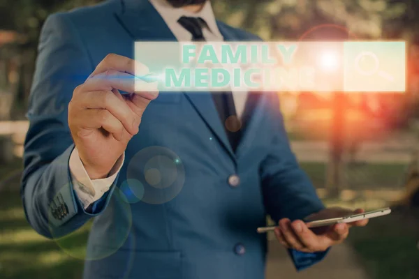 Kézírás szöveg Family Medicine. A családtagok alapvető egészségügyi ellátásának biztosítására tervezett fogalom. — Stock Fotó