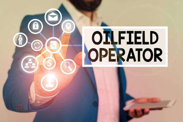 Написання текстів оператором Oilfield. Концепція, що означає відповідальність за оптимізацію виробництва нафтових свердловин . — стокове фото