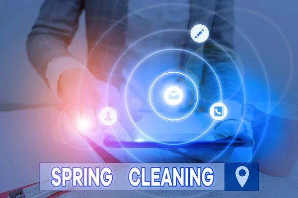 Kézírás szöveg írás tavaszi nagytakarítás. Fogalom azt jelenti, alapos takarítás egy ház vagy szoba tavasszal. — Stock Fotó