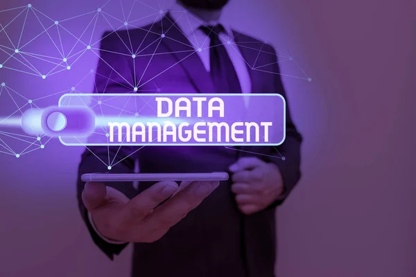 データ管理を示すメモを書く 貴重な資源としてのデータの管理に関する分野のビジネスコンセプト — ストック写真