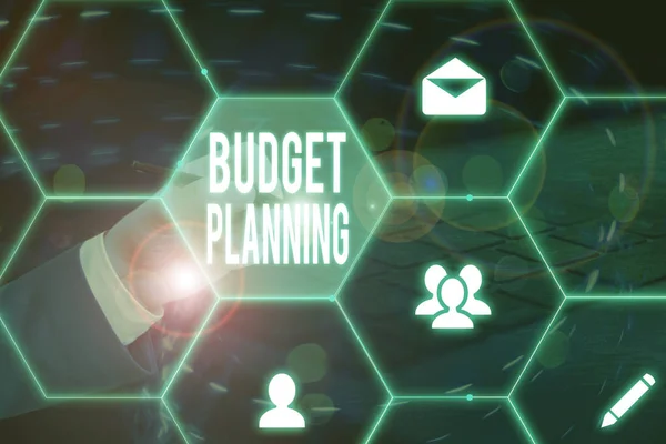 显示预算计划的文字签名 制作预算然后使用预算的商业照片展示过程 — 图库照片