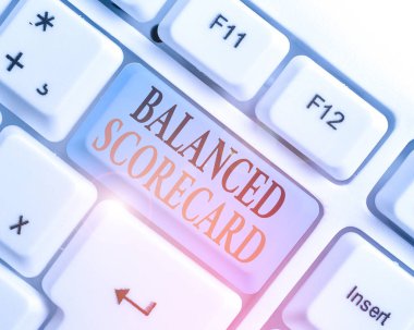 Dengeli Puan Kartı 'nı gösteren kavramsal el yazısı. İş fotoğrafı metni stratejik analizde kullanılan bir performans analizi metriği.