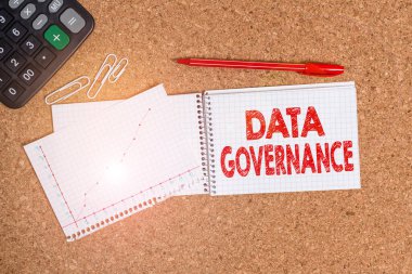 Kelime yazma Veri Yönetimi. Şirket defterindeki anahtar veri kaynaklarının genel yönetimini gösteren iş fotoğrafı. Kağıt ofis karton çalışma masası çizelgesi.