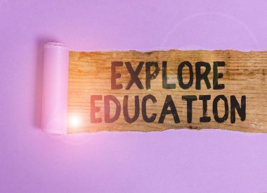 El yazıları Eğitimi Keşfeder. Kavramsal fotoğraf, bilgi ya da beceri edinmenin yollarını keşfeder. Karton ortadan ikiye ayrılır ve klasik ahşap bir masanın üzerine yerleştirilir.