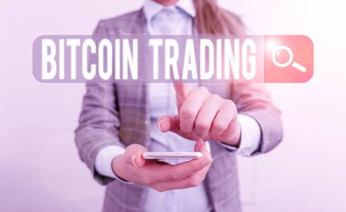Bitcoin ticaretini gösteren bir not yazıyorum. Borsada kripto para alım ve satımı için iş kavramı cep telefonu ve iş kadınlarıyla iş dünyası kavramı