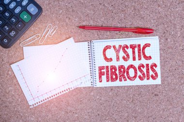 Kelime yazma metni kistik fibrozis. Kalıtsal bir bozukluk olduğunu gösteren iş fotoğrafı. Dış kabuk bezlerini etkileyen. Masa kâğıdı kağıt ofis karton çalışma masası malzeme tablosu.