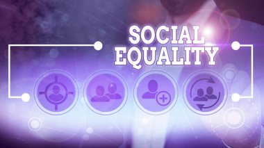 Kelime yazma sosyal eşitliği. İş fotoğraflarının sergilenmesi, sosyal politikalara adalet ve adalet kaygılarını uyguluyor