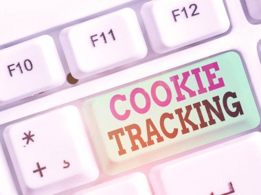 El yazısı Cookie İz sürme. Web sitesi ziyaret edilerek kullanıcı bilgisayarında depolanan veri anlamına gelen kavram.