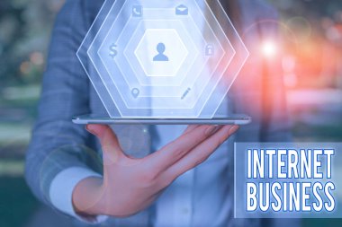 İnternet işini gösteren bir not yazıyorum. Çevrimiçi gerçekleşen iş veya ticari işlemler için iş kavramı