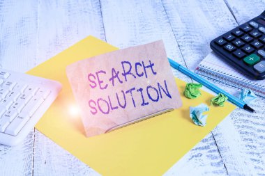 Arama Çözümünü gösteren not yazılıyor. Bir soruna çözüm bulma süreci veya eylemi için iş kavramı. Bilgisayar klavyesi ve sayfaları arasında tel üzerine not kağıdı