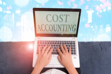 Maliyet muhasebesini gösteren not yazılıyor. Bir şirkette ortaya çıkan tüm maliyetlerin kaydedilmesi için iş konsepti