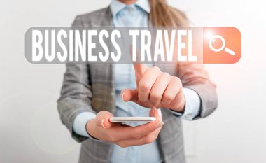 Business Travel 'ı gösteren bir not yazıyorum. Şirket adına bir ya da daha fazla yere seyahat için iş konsepti cep telefonu ve iş kadınlarıyla iş konsepti