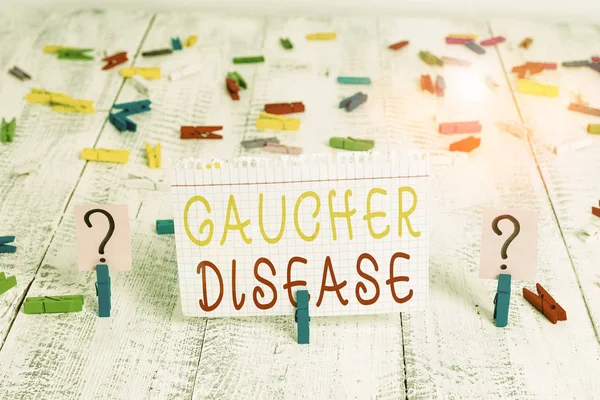 単語ライティングテキスト Gaucher Disease 代謝の常染色体劣性遺伝性疾患を紹介するビジネス写真木製のテーブルの上に紙クリップと刻まれ 崩壊シート — ストック写真