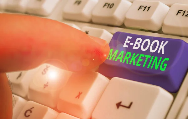Pisanie Notatki Przedstawiającej Book Marketing Koncepcja Biznesowa Dla Pliku Cyfrowego — Zdjęcie stockowe