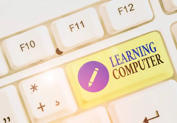 Escrevendo Nota Mostrando Learning Computer Conceito Negócio Para Saber Mais — Fotografia de Stock