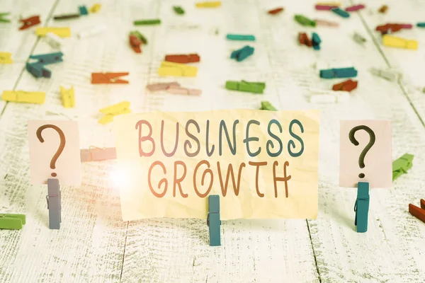Konceptuell handskrift som visar Business Growth. Business foto text process för att förbättra något mått på ett företag framgång mullrande ark med gem placeras på träbordet. — Stockfoto