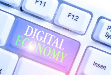 Dijital Ekonomiyi gösteren kavramsal el yazısı. Dijital teknolojilere dayanan ekonomik faaliyetlerin kavramı
