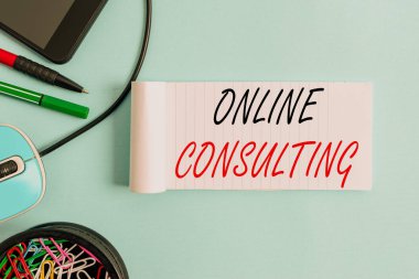 Çevrimiçi Danışmanlık 'ı gösteren kavramsal el yazısı. Kavram derken bilgi ya da tavsiye almak için internetteki not defteri ve sabit arkaplan üzerinde aygıtlar ile gösterim yapmak