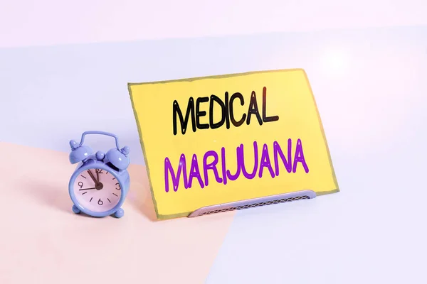 Sinal Texto Mostrar Marijuana Medicinal Foto Negócios Mostrando Recomendado Examinando — Fotografia de Stock