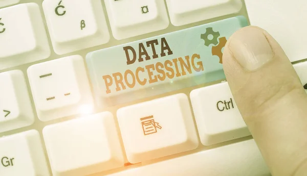 Nota de escritura que muestra el procesamiento de datos. Fotografía comercial que muestra la recopilación y manipulación de datos para producir . — Foto de Stock