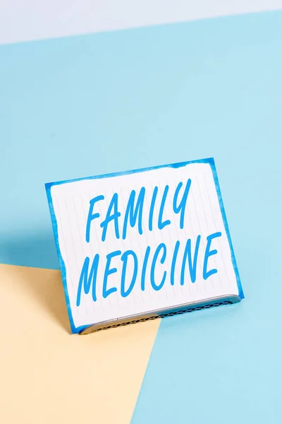 Aile hekimliğini gösteren kavramsal el yazısı. Aile üyelerine temel sağlık hizmeti sağlamak üzere tasarlanmış iş fotoğrafı metni yumuşak pastel çok renkli arkaplan üzerinde tampon tel üzerine kağıt. — Stok fotoğraf