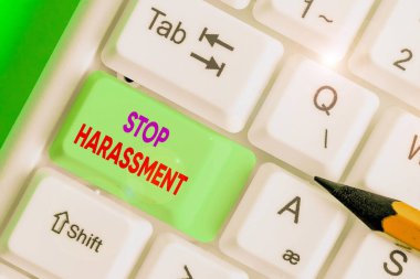 Kelime yazma. Tacizi Durdur. İş fotoğraflarının gösterilmesi başkalarına karşı saldırgan baskı ve sindirmeyi önler.