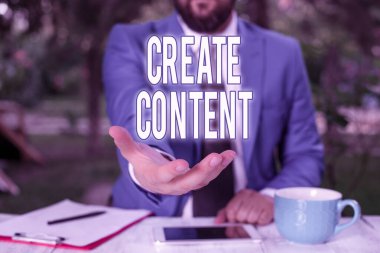 Kelime yazma İçeriği Oluştur. Masanın önünde elleri açık duran bir medyum aracılığıyla ifade edilmesi gereken bir şeyi gösteren bir iş fotoğrafı. Cep telefonu ve notlar masanın üzerinde.