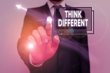 El yazısı metni. Farklı düşün. Düşünmek için kullanılan kavramsal fotoğraf sıradışı yöntem veya uygulama