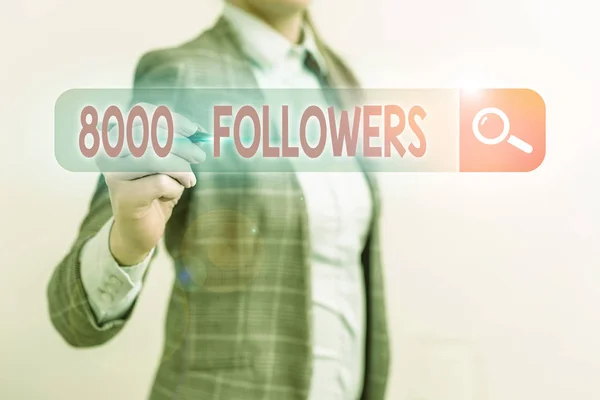 8000人のフォロワーを示す概念的な手書き Instagramでフォローしている人の数を意味する概念 — ストック写真