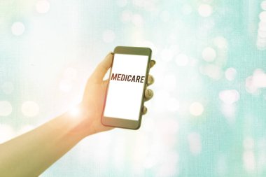 Sağlık sigortasını gösteren bir not yazıyorum. Federal hükümetin belli bir hastaneye ödeme planı için iş konsepti.