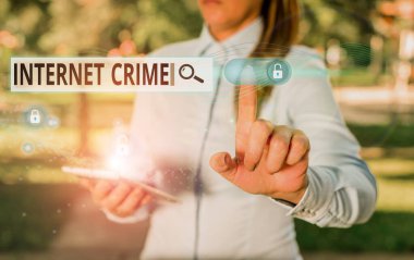 İnternet Suçları 'nı gösteren bir not yazıyorum. İnternet 'te suç veya yasadışı online faaliyet konsepti